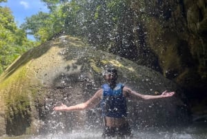 De San Juan: Cavernas na floresta tropical e aventura em uma cachoeira escondida