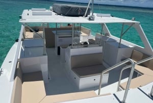 Icacos: Double Dip Power Catamaran Snorkling og strandtur
