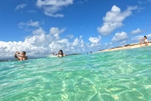 Icacos: Double Dip Power Catamaran Snorkling og strandtur