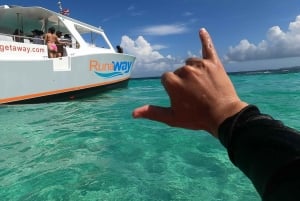 Icacos: Double Dip Power Catamaran Snorkling og strandtur