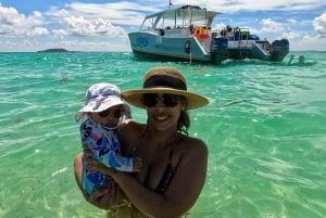 Icacos: Double Dip Power Catamaran Snorkling og strandtur