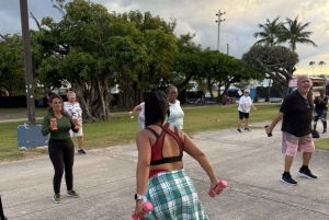 Zajęcia latynoskiej zumby na plaży w San Juan, Portoryko