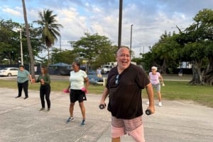 Zajęcia latynoskiej zumby na plaży w San Juan, Portoryko