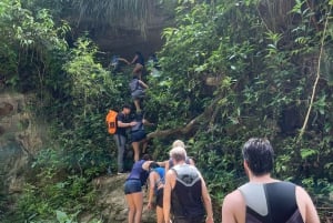 Von San Juan aus: Abenteuer Regenwaldhöhlen und versteckter Wasserfall