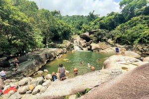 Cachoeira na floresta tropical com um morador local (Rock Jumps!)