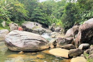 Cascata nella foresta pluviale con un abitante del luogo (salti di roccia!)
