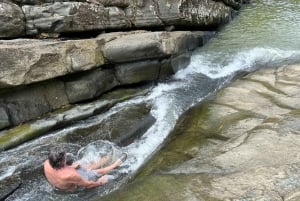 サンファン：エル・ユンケ熱帯雨林ハイキング & ルキロビーチ