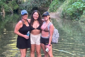 Charco Azul, cavernas, cachoeiras, praia, bebidas gratuitas para adultos