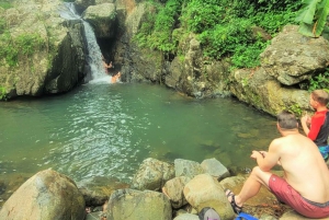 Cachoeira na floresta tropical com banho de lama