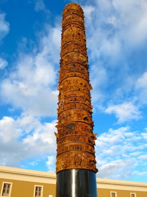 El Tótem Telúrico, Plaza del Quinto Centenario