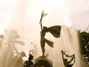 Raíces Fountain Paseo La Princesa