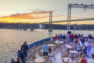 Québec City: Evening Cocktail Cruise with Live DJ