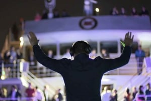 Québec City: Evening Cocktail Cruise with Live DJ