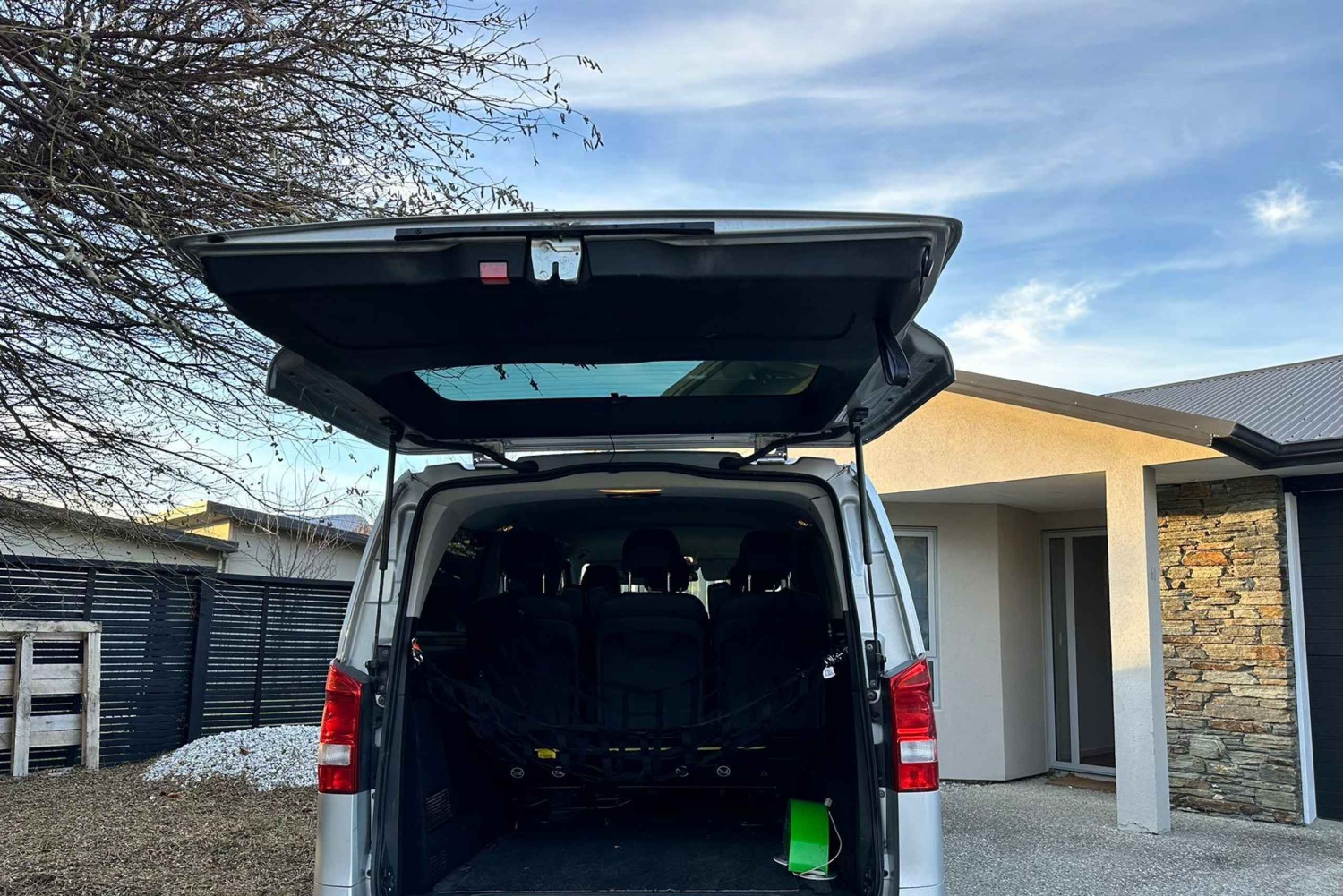 ニュージーランドのクイーンズタウンにあるメルセデスVフリートがお客様のお手伝いをいたします