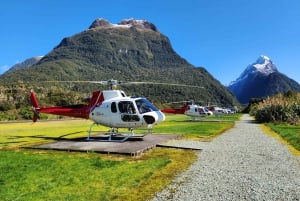 Vol panoramique en hélicoptère dans le détroit de Milford avec atterrissage