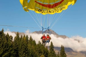 Queenstown: Lake Wakatipu Parasailing Adventure