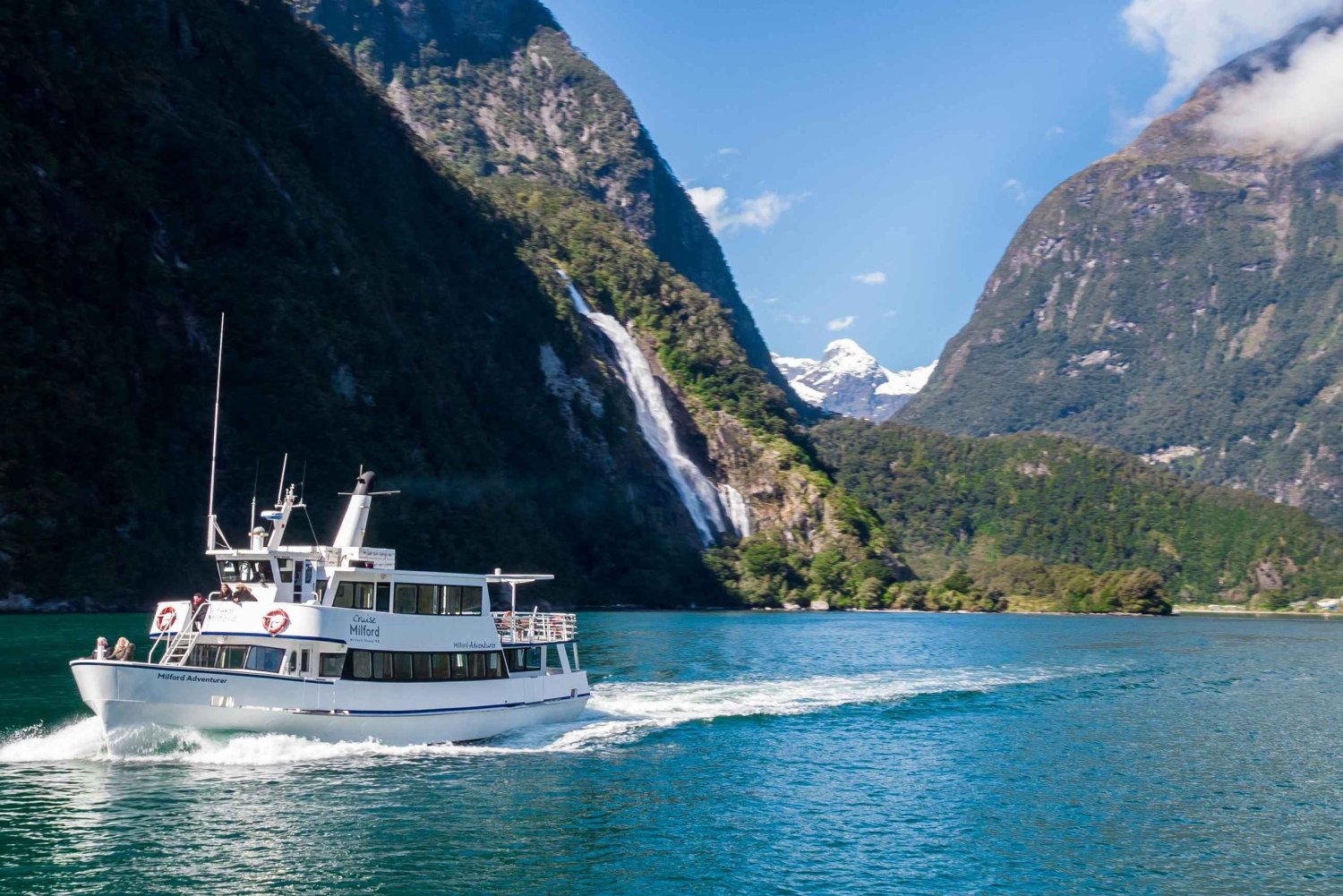 Te Anau til Queenstown inkl. Milford Sound-tur, krydstogt og frokost
