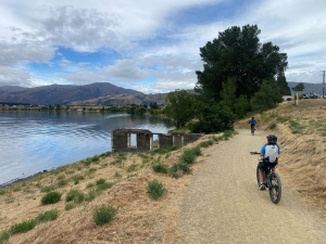 Winery Tour: Cromwell to Bannockburn - Kiwi Journeys