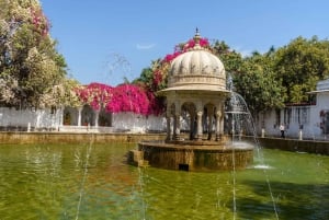 A Complete Tour in Udaipur at 2 days with Guide Service