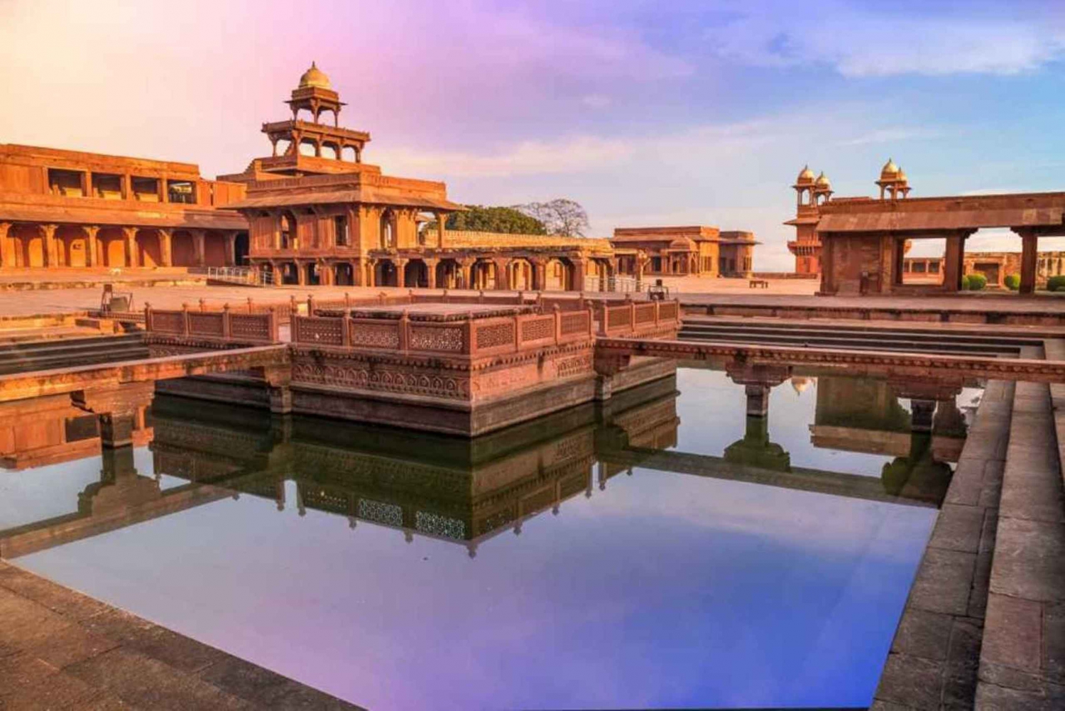 Agra : Kuljetus Jaipuriin Chand Baorin ja Fatehpur Sikrin kautta.