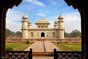 All-Inclusive-Tour: Taj Mahal, Agra Fort & Baby Taj bei Sonnenaufgang