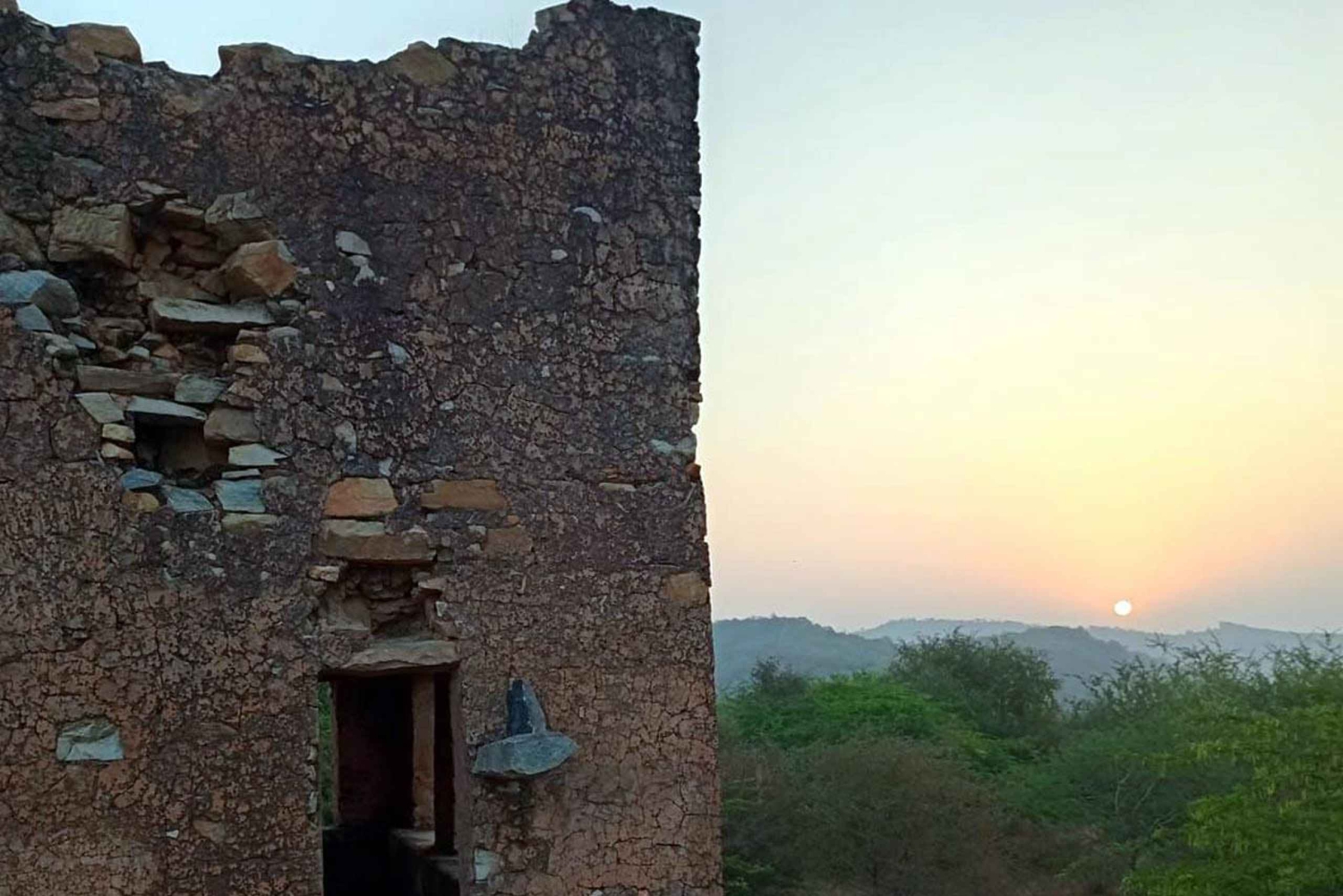 Amer: Caminata Exótica Guiada, Yoga y Visita al Pueblo