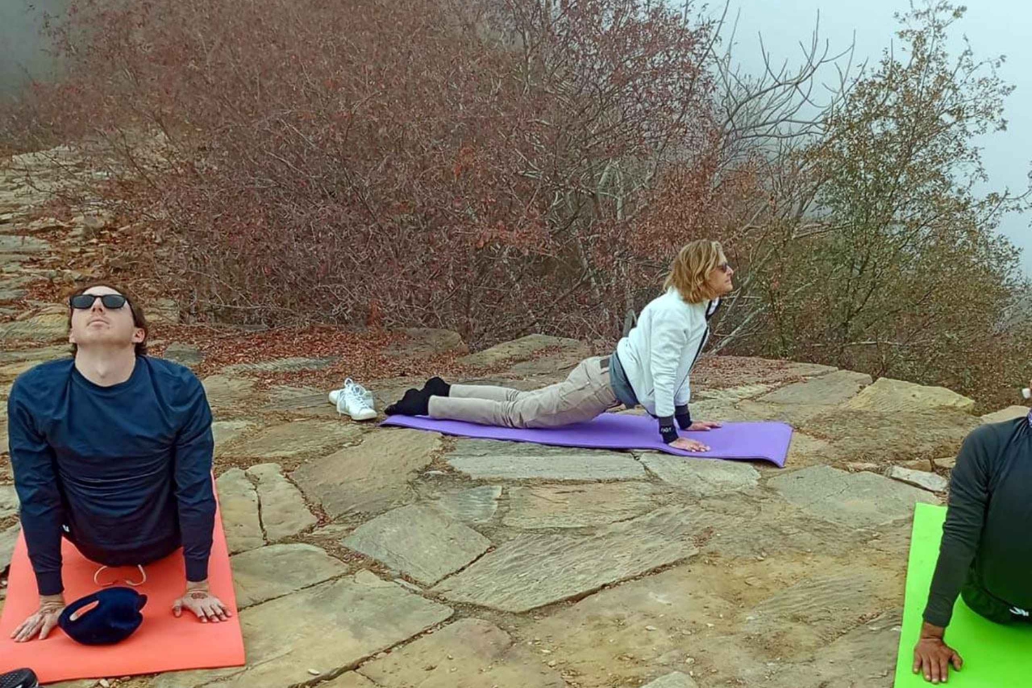 Amer: Caminata Exótica Guiada, Yoga y Visita al Pueblo