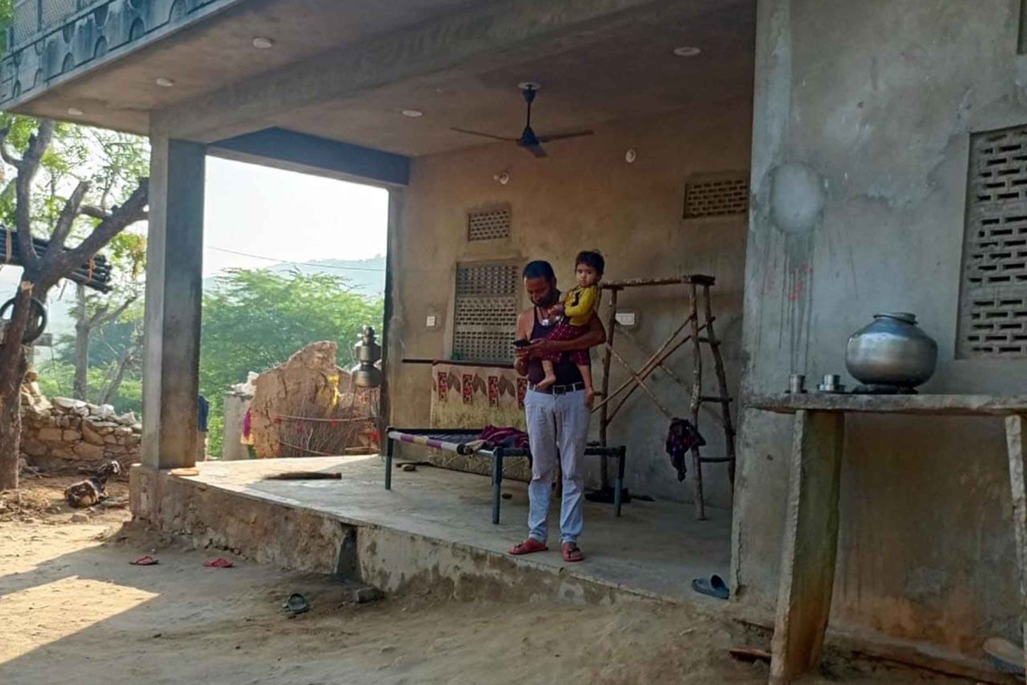 Amer: Caminata Exótica Guiada, Yoga y Visita al Pueblo