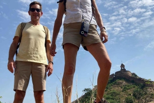 Amer: Caminata Exótica Guiada, Yoga y Visita al Pueblo