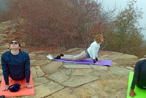 Amer: Caminata Exótica Guiada, Yoga y Visita al Pueblo