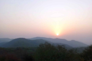 Amer: Caminata Exótica Guiada, Yoga y Visita al Pueblo