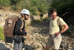 Amer: Caminata Exótica Guiada, Yoga y Visita al Pueblo