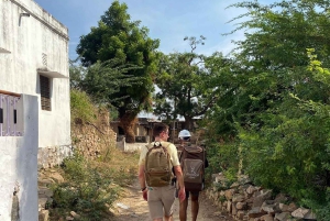 Amer: Caminata Exótica Guiada, Yoga y Visita al Pueblo