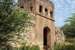 Amer: Caminata Exótica Guiada, Yoga y Visita al Pueblo