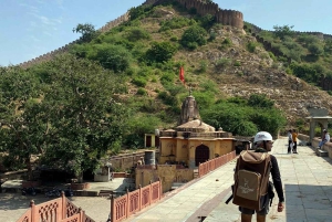 Amer: Caminata Exótica Guiada, Yoga y Visita al Pueblo