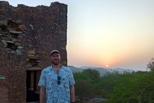 Amer: Caminata Exótica Guiada, Yoga y Visita al Pueblo