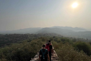 Amer: Caminata Exótica Guiada, Yoga y Visita al Pueblo