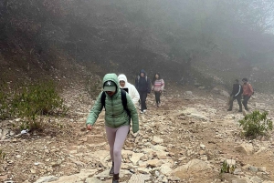 Amer: Caminata Exótica Guiada, Yoga y Visita al Pueblo