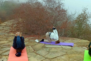 Amer: Caminata Exótica Guiada, Yoga y Visita al Pueblo