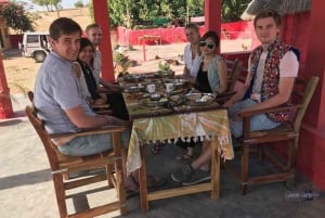 En oförglömlig kamel- och jeepsafari, måltid i Osian Villlage