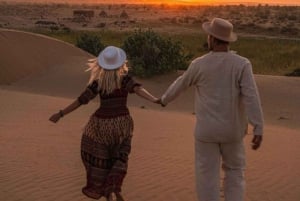 Lycklig halvdags kamelsafari med solnedgång och musikalisk kväll