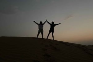 Lycklig halvdags kamelsafari med solnedgång och musikalisk kväll