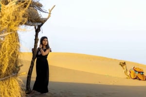 Lycklig halvdags kamelsafari med solnedgång och musikalisk kväll