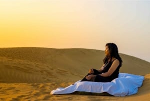 Lycklig halvdags kamelsafari med solnedgång och musikalisk kväll