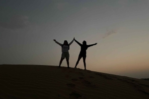 Lycklig halvdags kamelsafari med solnedgång och musikalisk kväll