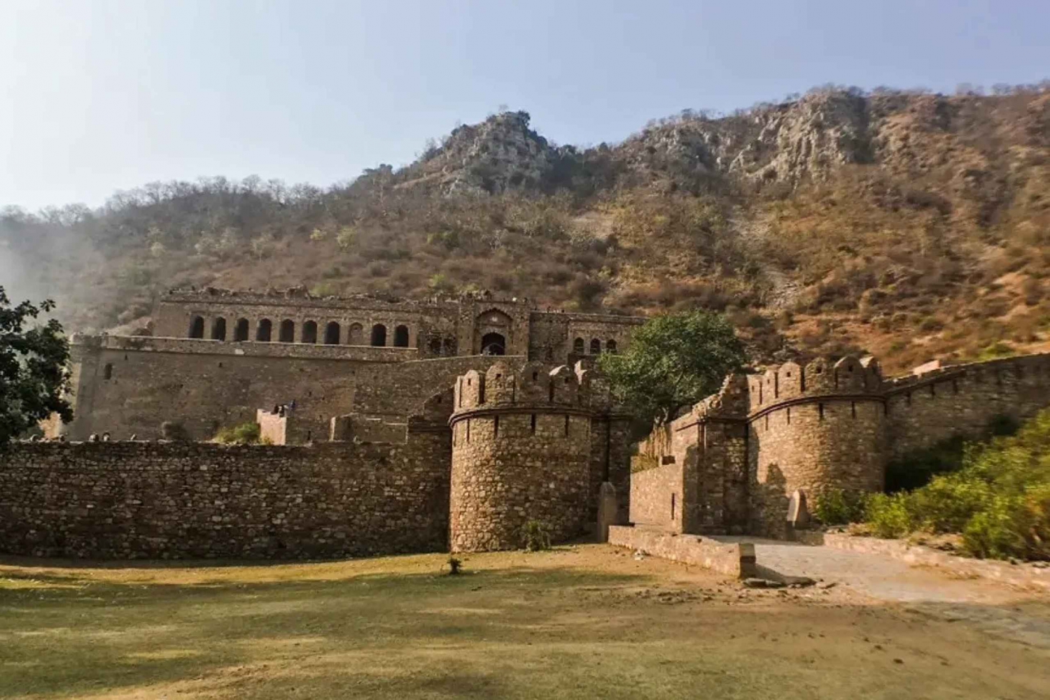 Excursion d'une journée à Jaipur pour découvrir Bhangarh, ville hantée, et le puits d'Abhaneri