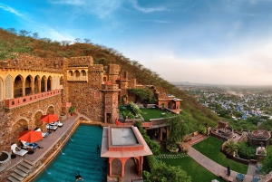 Delhi: Neemrana-fortet fra 1400-tallet – bil, guide, lunsj