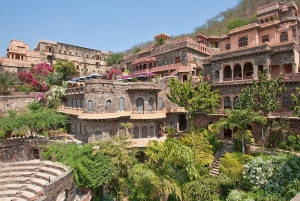 Delhi: Neemrana-fortet fra 1400-tallet – bil, guide, lunsj