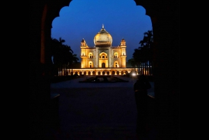 Delhi: Heritage Walking Tour at Night with Dinner