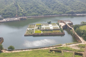 Delhi – ainutlaatuinen Jaipurin päiväretki kuljetuksella